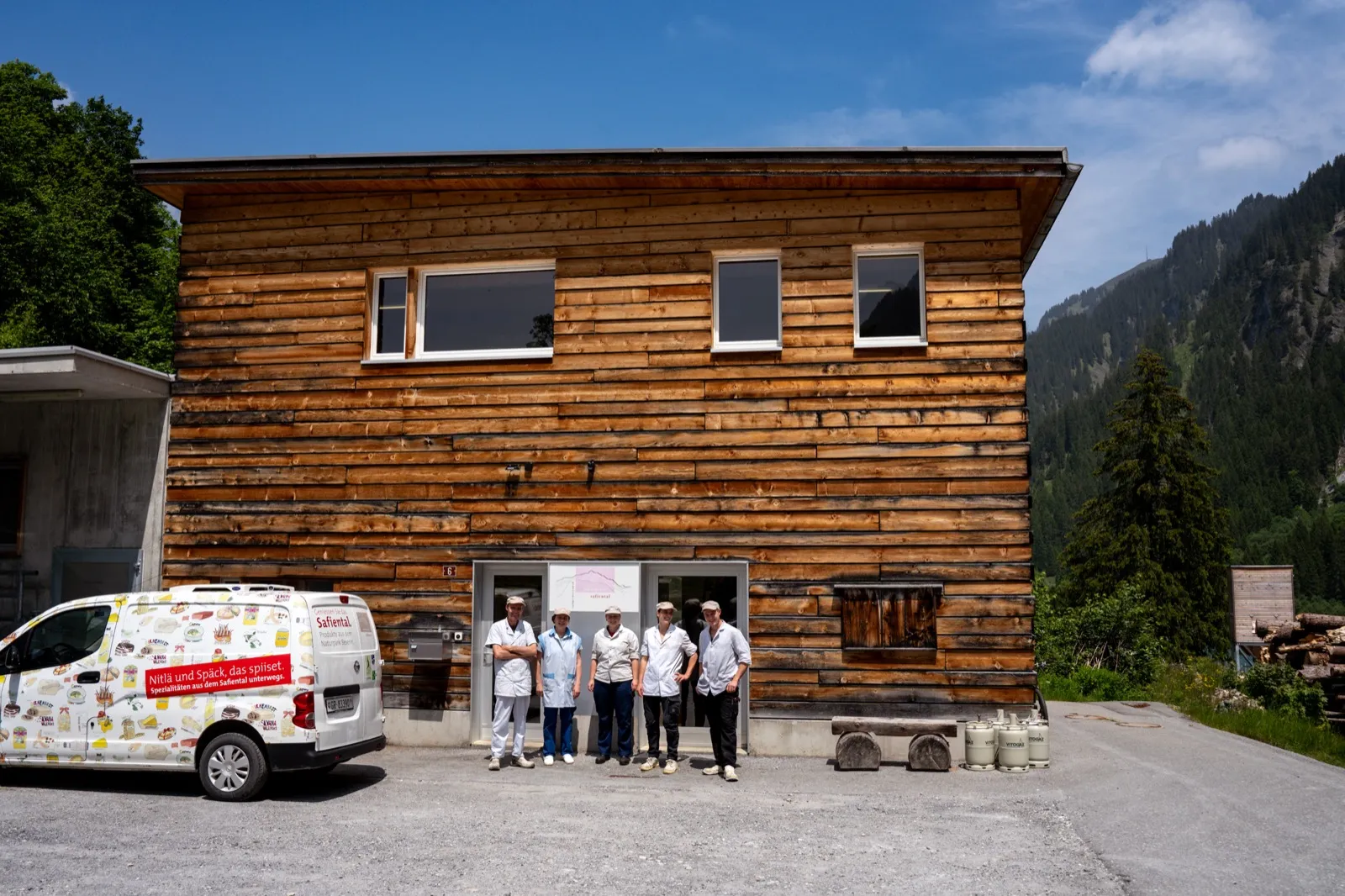 Metzgerei Safiental – Team vor dem Gebäude